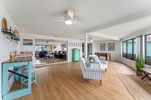 Smart TV, futbolito y libros