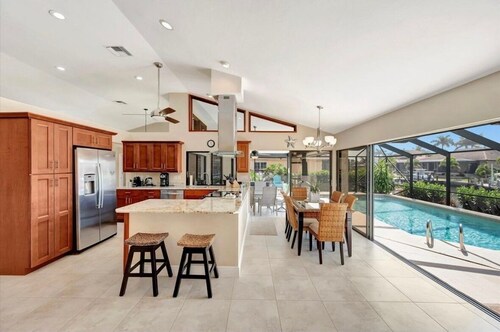 South Facing Canal View, Pirates Cove Marco, Dogs, Saltwater pool, Bikes, Kayaks