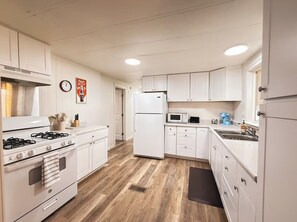 Microwave, oven, stovetop, dishwasher - New Listing in Thatcher (Thatcher)