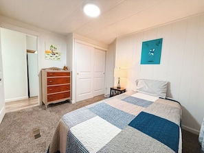 2 bedrooms, iron/ironing board, Internet, bed sheets