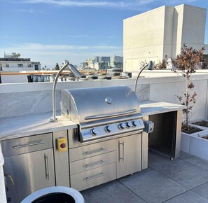 Property grounds - Chic 1BR Apartment w/ Balcony Views, Rooftop Lounge, WiFi + AC DTLA/Koreatown (Los Angeles)