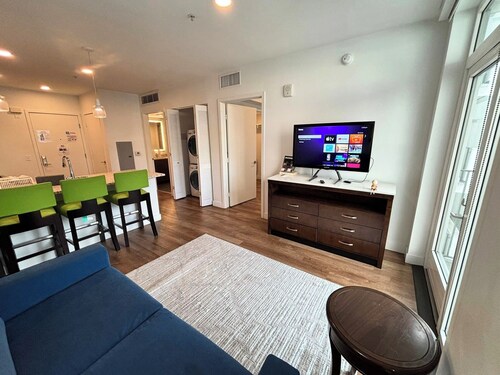 Chic 1BR Apartment w/ Balcony Views, Rooftop Lounge, WiFi + AC DTLA/Koreatown