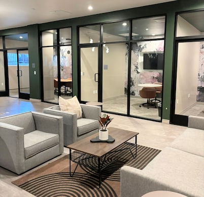 Chic 1BR Apartment w/ Balcony Views, Rooftop Lounge, WiFi + AC DTLA/Koreatown