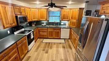 Frigorífico, microondas, horno y placa de cocina