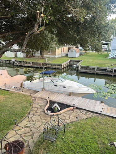 Waterfront Getaway - With Boat Parking and Access to Lake Conroe!!