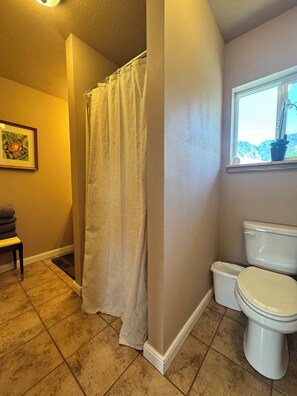 Een douche, een haardroger, handdoeken, zeep