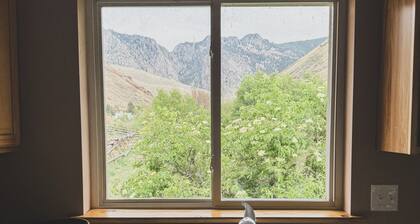 Scenic Studio Retreat- Steps to Goldbug Hot Springs