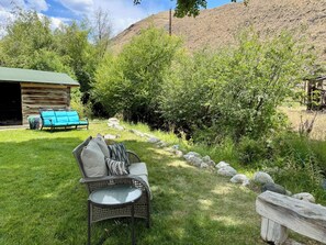 Property grounds - Scenic Studio Retreat- Steps to Goldbug Hot Springs (Salmon)