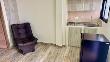 Apartemen Comfort, balkon, pemandangan kota | Dapur pribadi