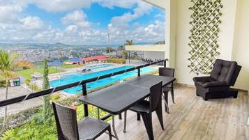 Apartamento superior, sacada, vista para a cidade | Terraço/pátio
