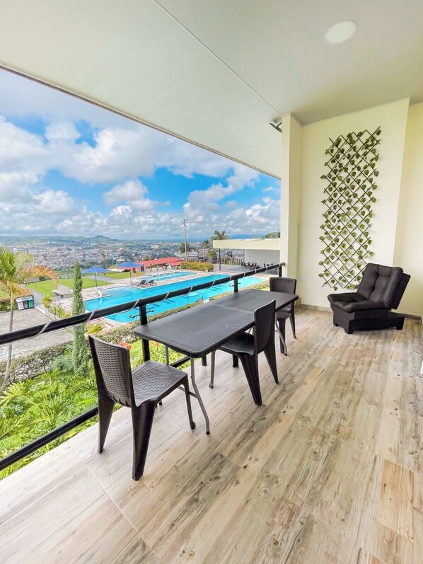 Leilighet – superior, balkong, byutsikt | Terrasse/patio