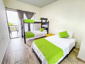 Apartamento superior, balcón, vistas a la ciudad | Escritorio y wifi gratis