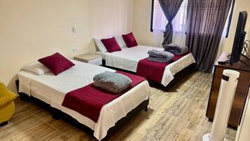 Apartamento família, sacada, vista para a cidade | Escrivaninha, Wi-Fi de cortesia