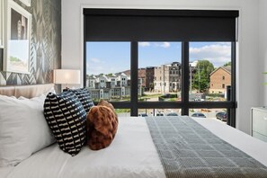 2 bedrooms, iron/ironing board, travel cot, free WiFi - Soulful Stay: West End Condo near Vandy | Pool+Gym (Nashville)