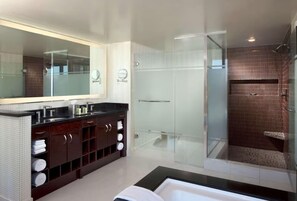 Hair dryer, towels, soap, toilet paper - Chic 2-bedroom hotel in vibrant Las Vegas for CES Tech Conference (Las Vegas)