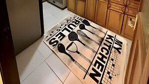 Eine Küche mit Holzausstattung, einem Gasherd, einer Spüle und einer Spritzschutzleiste mit Fenster.