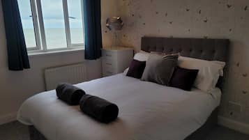 3 bedrooms, iron/ironing board, bed sheets