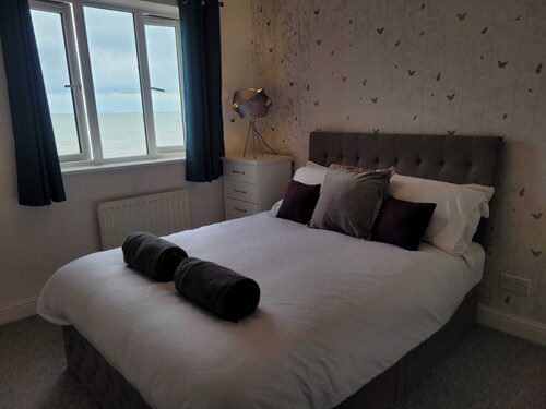 Charming Seafront Home at Martello Bay- 3 Bedroom house by Catchpole Stays