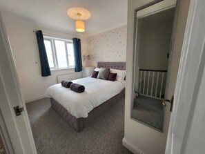 3 bedrooms, iron/ironing board, bed sheets