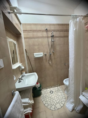 Douche, bidet, serviettes fournies, savon