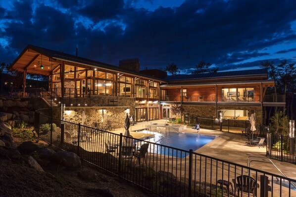 A heated pool - Aspen Sky Lodge - Walk to Clubhouse, Mountain Views (Silverthorne)