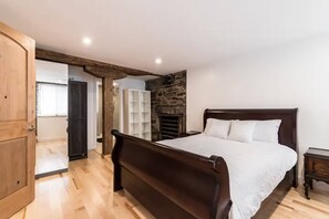 4 bedrooms, iron/ironing board, internet, bed sheets