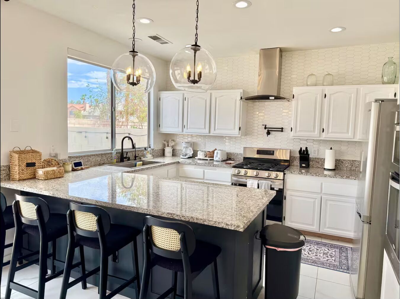 Kylskåp, mikrovågsugn, ugn och spishäll