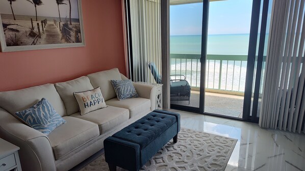 Living area - Beachfront condo in fabulous Jensen Beach (Jensen Beach)