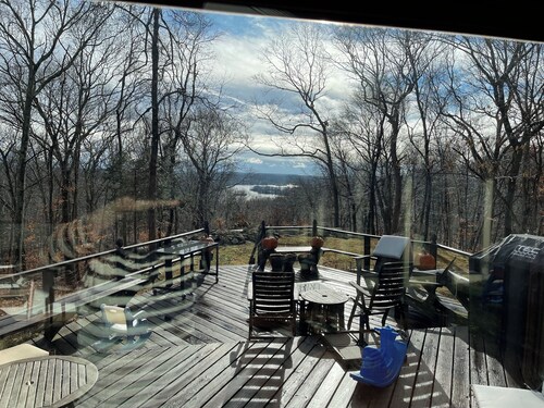 Pet Friendly Hilltop Retreat in the Woods