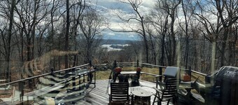 Pet Friendly Hilltop Retreat in the Woods