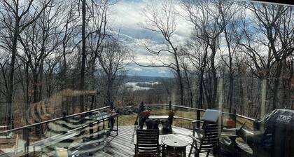 Pet Friendly Hilltop Retreat in the Woods