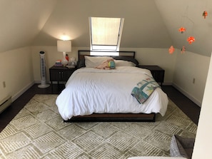 4 bedrooms, desk, iron/ironing board, free WiFi - Pet Friendly Hilltop Retreat in the Woods (Lyme)