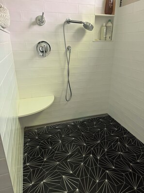 Ducha, secador de pelo, toallas, jabón