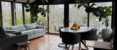 Una televisión, una chimenea