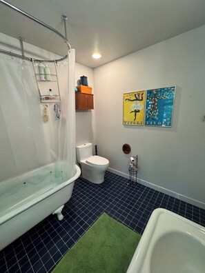 Douche, sèche-cheveux, serviettes fournies, savon