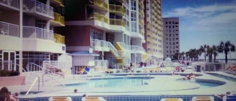 Una piscina techada, una piscina al aire libre