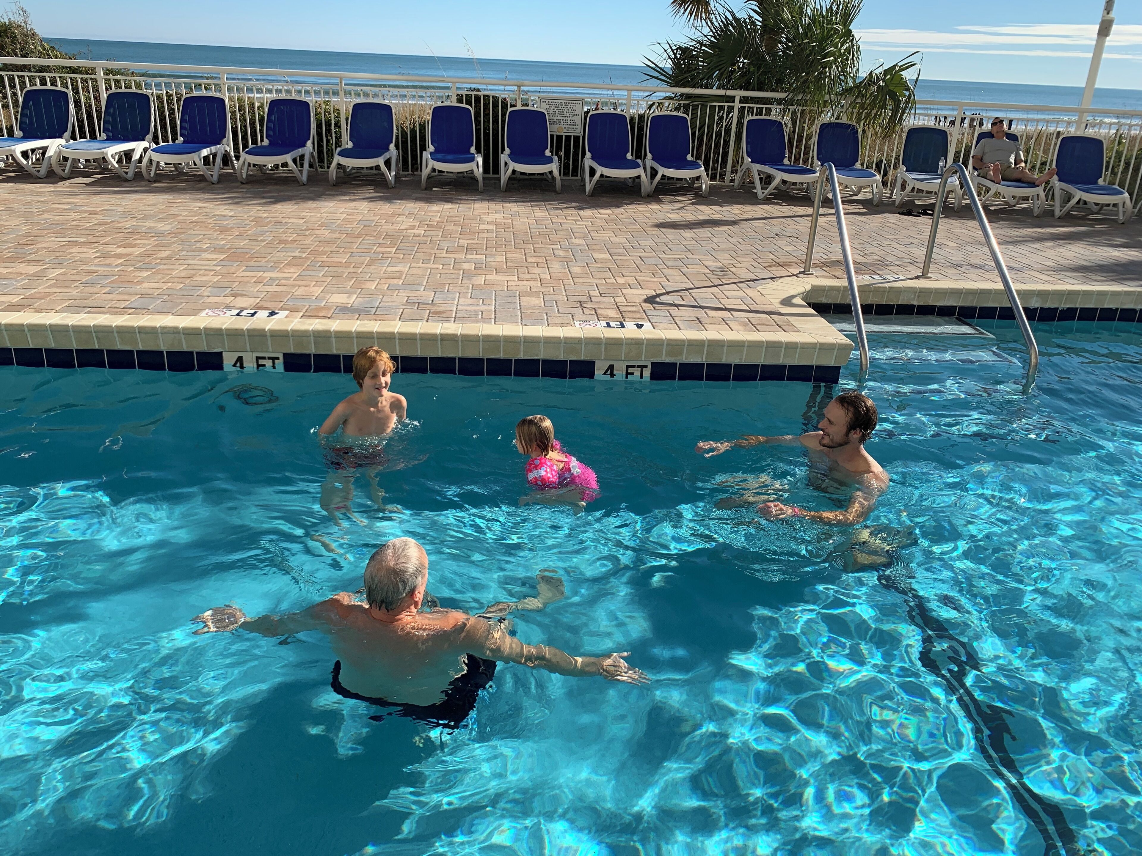 Een binnenzwembad en een buitenzwembad