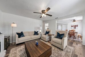 TV - Lake Whitney 3BR getaway: family-ready, boat-friendly, Wi-Fi, fire pit (Laguna Park)