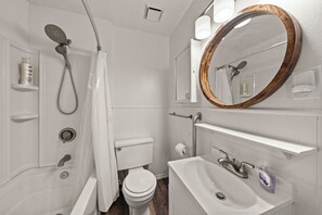 Douche, sèche-cheveux, serviettes fournies, savon