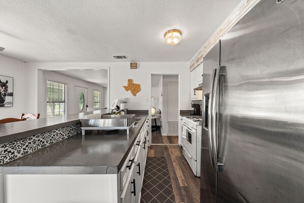 Oven, stovetop - Lake Whitney 3BR getaway: family-ready, boat-friendly, Wi-Fi, fire pit (Laguna Park)