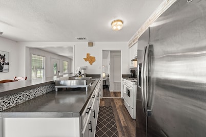 Lake Whitney 3BR getaway: family-ready, boat-friendly, Wi-Fi, fire pit