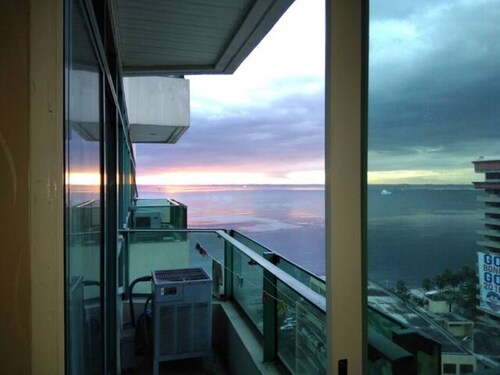 air-conditioned condo with balcony and bay view in malate, manila