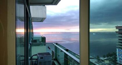 air-conditioned condo with balcony and bay view in malate, manila