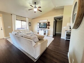 Living area - Family Cozy Stay - Near It All (Nampa)