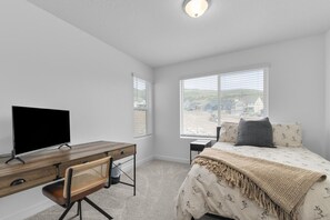 2 bedrooms, desk, travel cot, WiFi