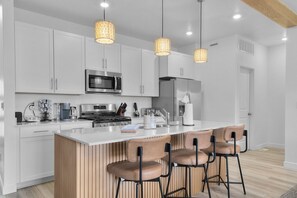 Réfrigérateur, four, plaque de cuisson, lave-vaisselle