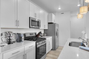 Fridge, oven, stovetop, dishwasher