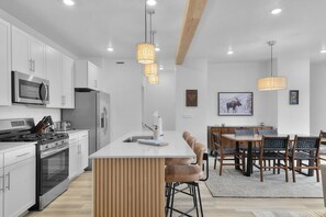 Réfrigérateur, four, plaque de cuisson, lave-vaisselle