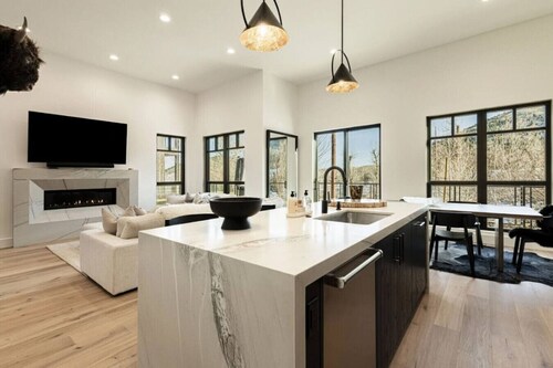 Park City White Pine Hot Tub, Ski Lifts, Free Shuttle