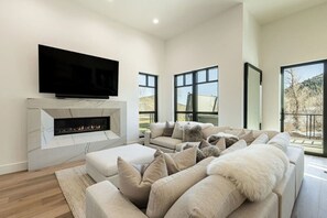 Una televisión, una chimenea